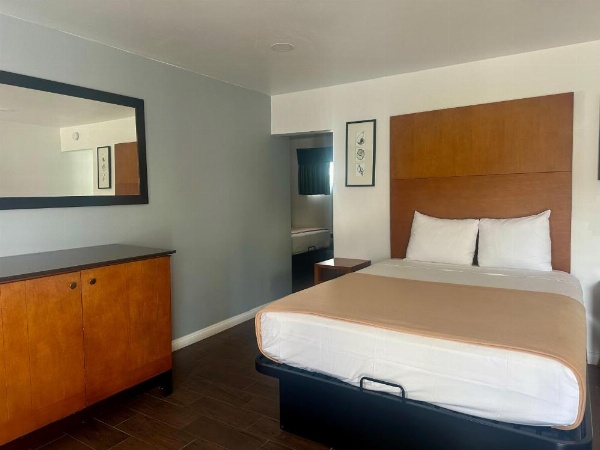 Oceanside Inn & Suites image 10